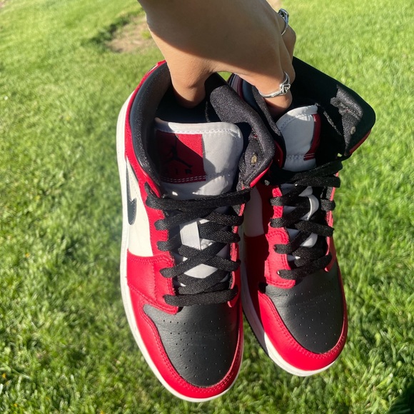 Air Jordan 1 Mid 'Chicago Black Toe' - Picture 4 of 4